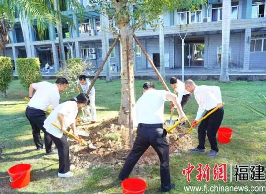 参会成员进行捐赠皮埃尔猴面包树母树栽植培土仪式。华体会网页版供图